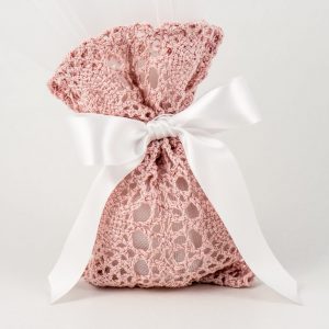 Wedding favor with knitted pink pouch
